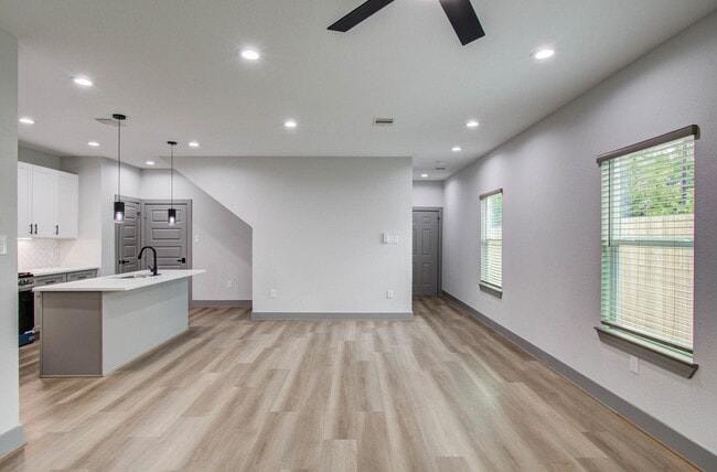 Building Photo - 1063 South Ln