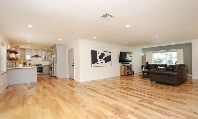 Building Photo - 5923 Dawnridge Dr