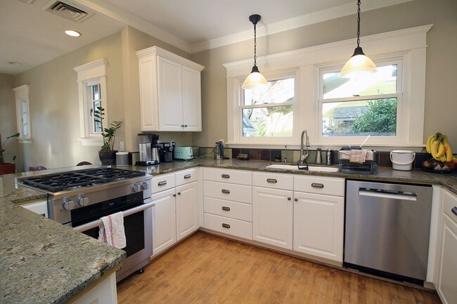 Building Photo - 2343 NE 21st Ave