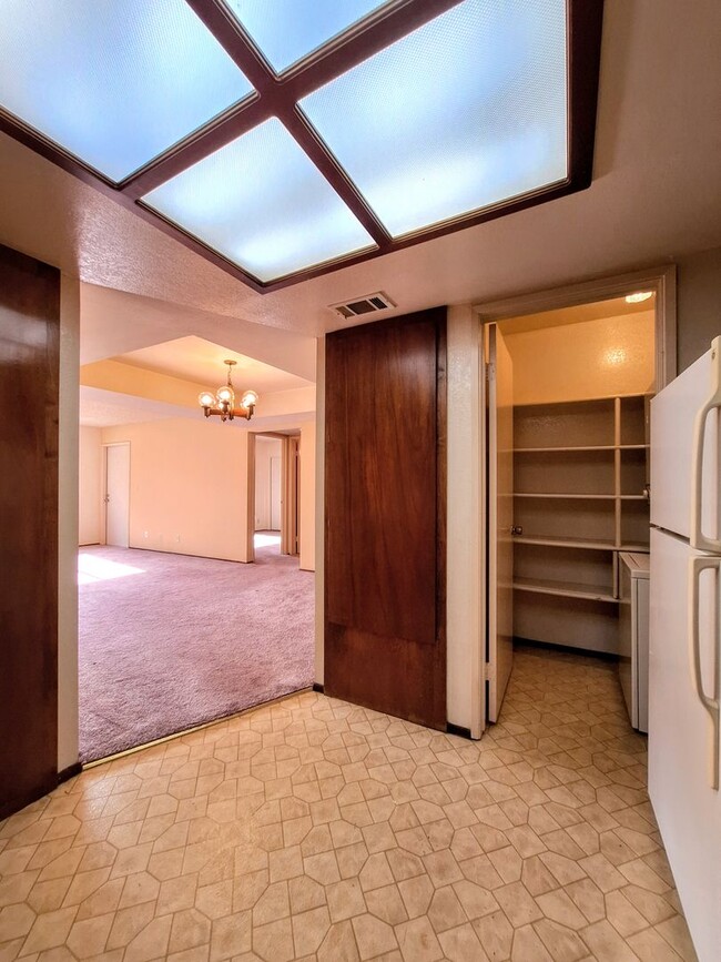 Building Photo - Spacious First Floor 2bd Condo With Laundr...