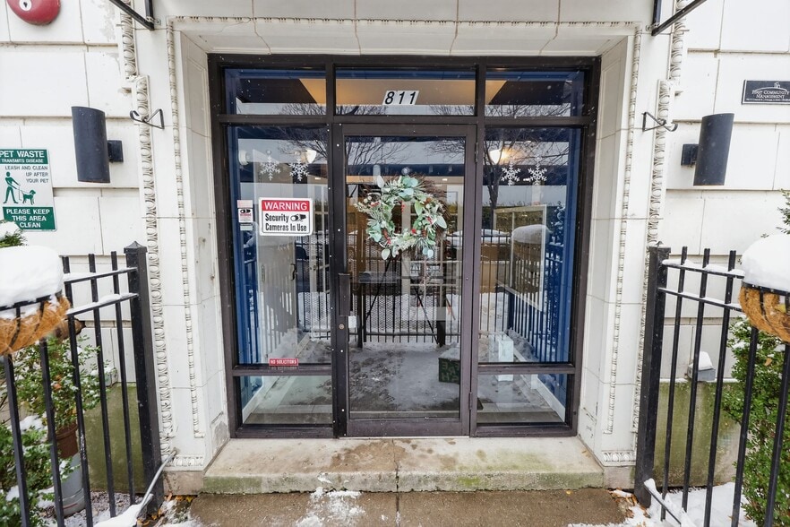 Building Photo - 811 W Eastwood Ave