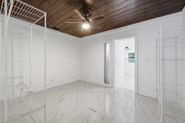 Building Photo - 2529 Rainbow Dr