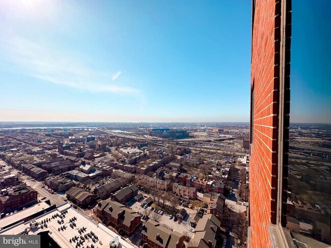 Building Photo - 10 E Lee St