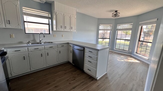 Building Photo - Three Bedroom Cozy Home Recently Remodeled!