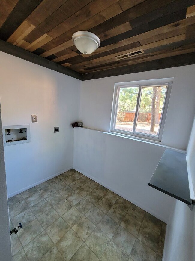 Building Photo - Gorgeous 4 Bedroom Home for Rent on Buckho...
