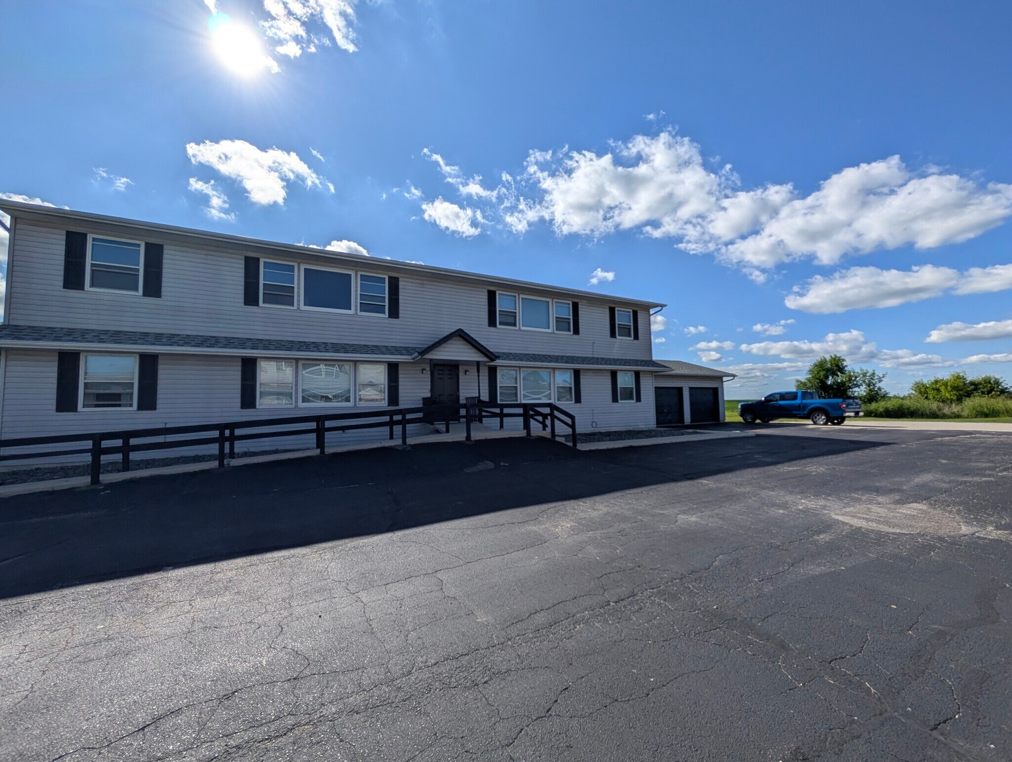 Building Photo - 106 W Rose Eld Rd