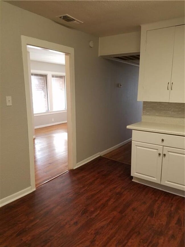 Building Photo - 4 bedroom 2 bath