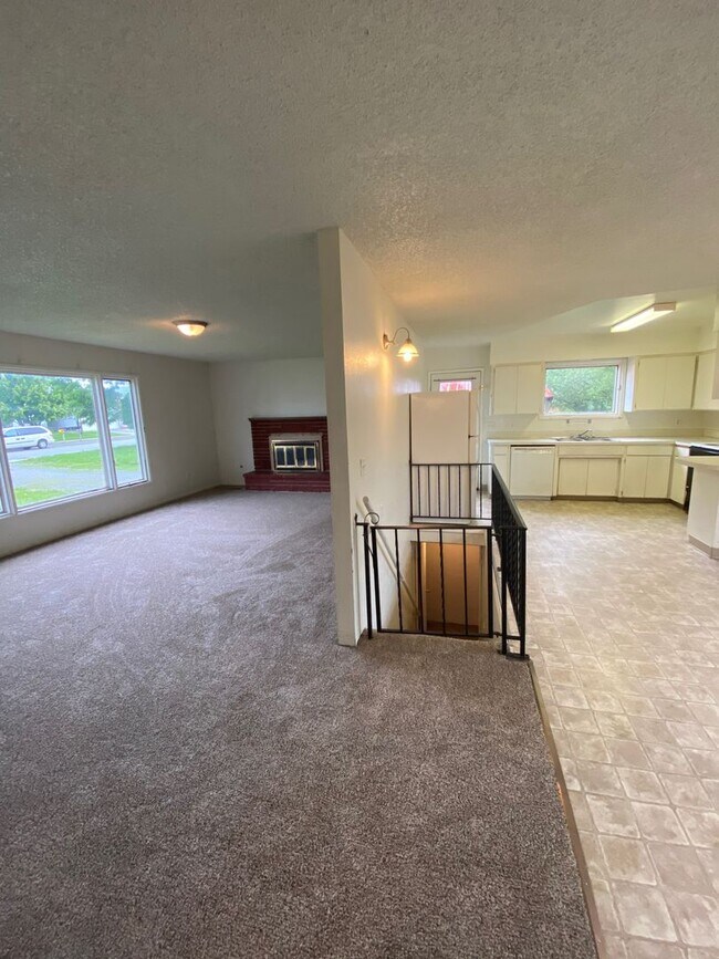 Building Photo - 4 - bedroom home close to Stateline