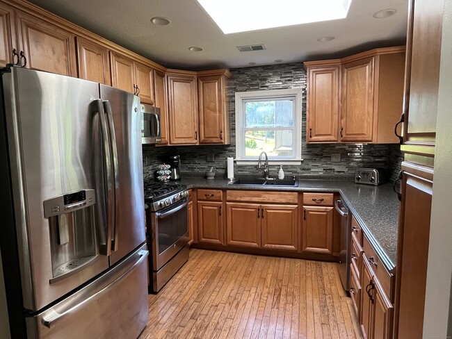 Building Photo - 18 Pinewood Shores