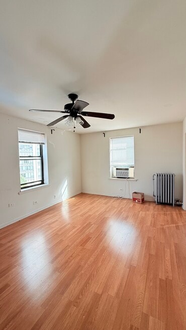 Building Photo - 3933 N Clarendon Ave