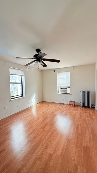 Primary Photo - 3933 N Clarendon Ave
