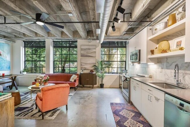 Building Photo - 1065 United Ave SE