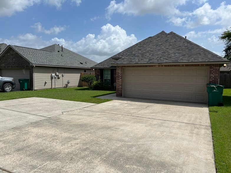 Front View of Garage - 9417 Lockhart Rd