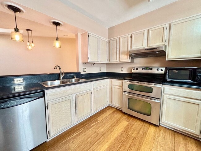 Building Photo - Gorgeous 3-Bedroom Condo in Virginia Beach