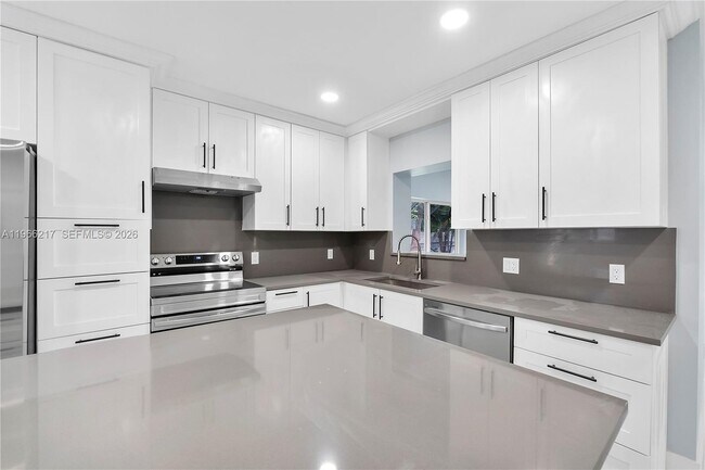 Building Photo - 4725 NW 5th Ct