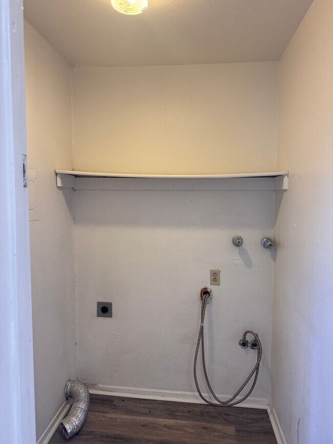 Building Photo - 2 Bed, 1 Bath, 2 Story Townhouse!!!