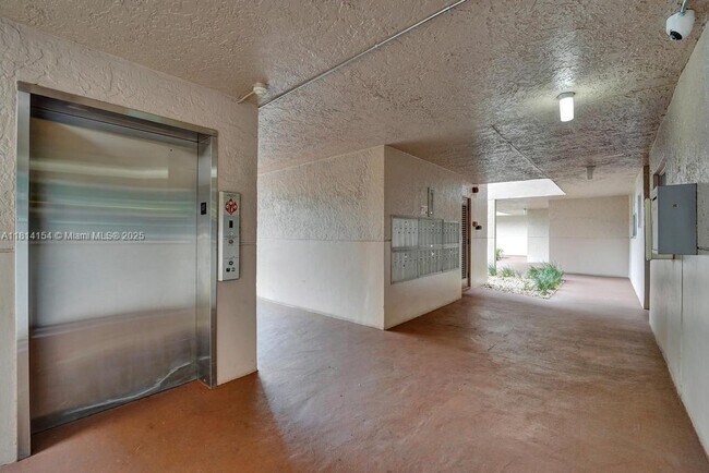 Building Photo - 1911 Sabal Palm Dr