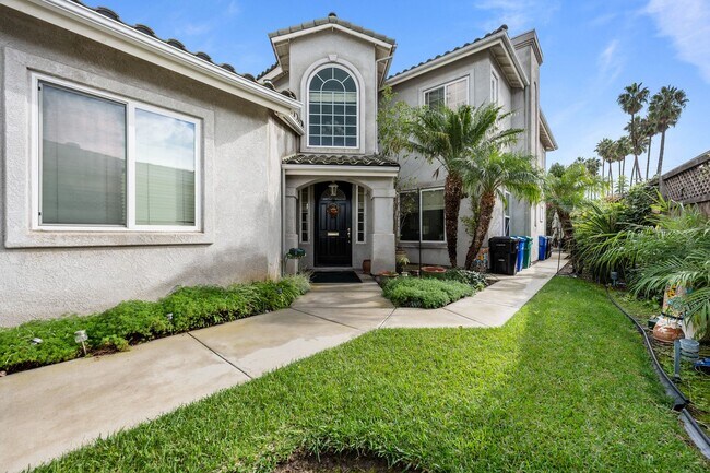 Building Photo - Expansive estate style home - 5 minute drive to SDSU!