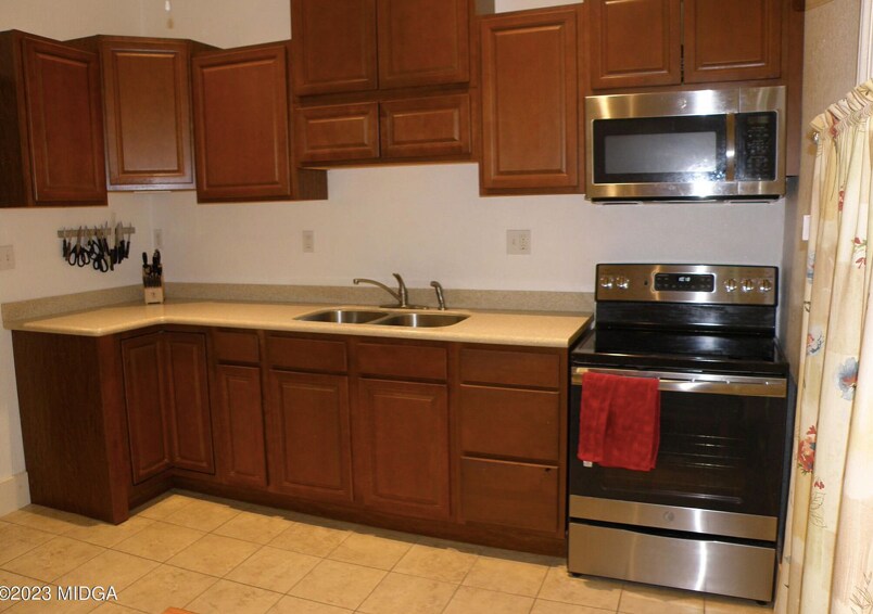 Shared Kitchen - 1069 Elm St
