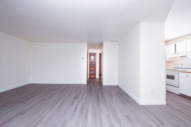 Building Photo - Milwaukie Duplex with Garage