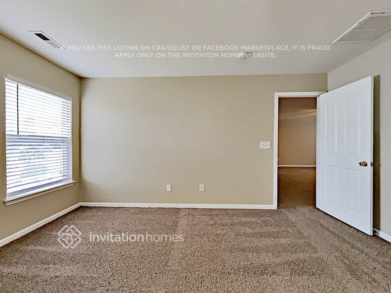 Building Photo - 8133 Chatham Oaks Dr
