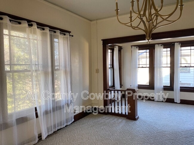 Building Photo - 623 E Lewis St