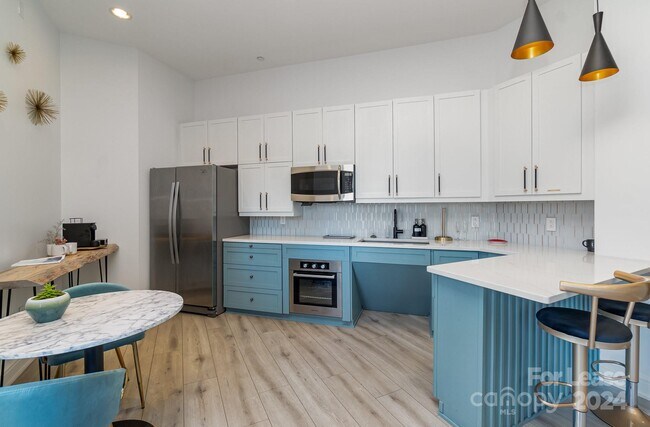 Building Photo - 307 W Trade St