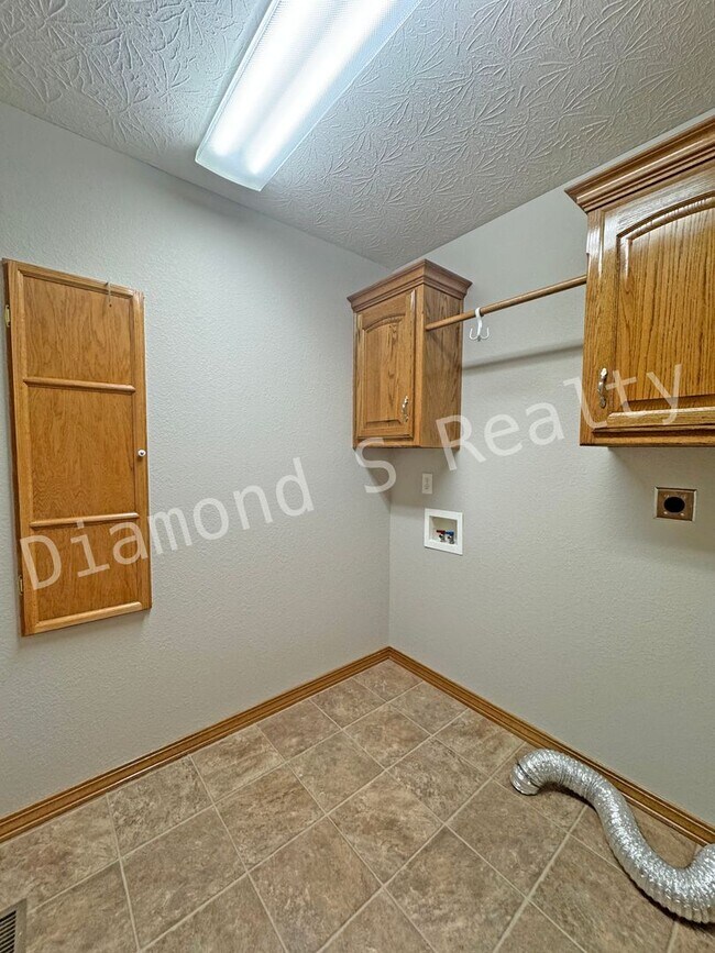 Building Photo - Gorgeous Custom All Brick Home in Fox Grap...