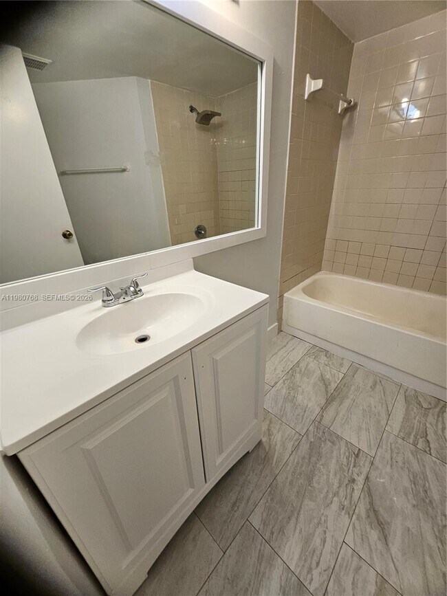 Building Photo - 216 Lake Pointe Dr