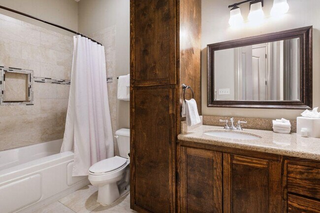 Building Photo - 30 Baronne St