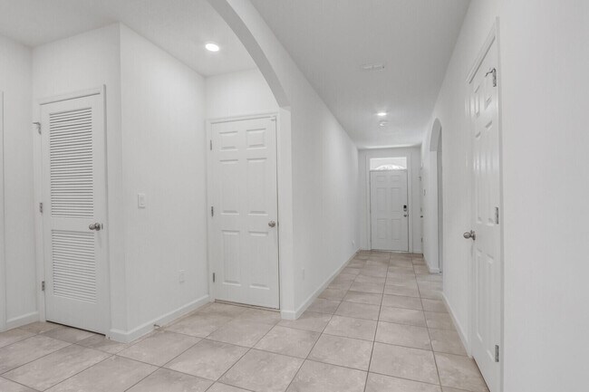 Building Photo - 2550 SE Rock Springs Dr