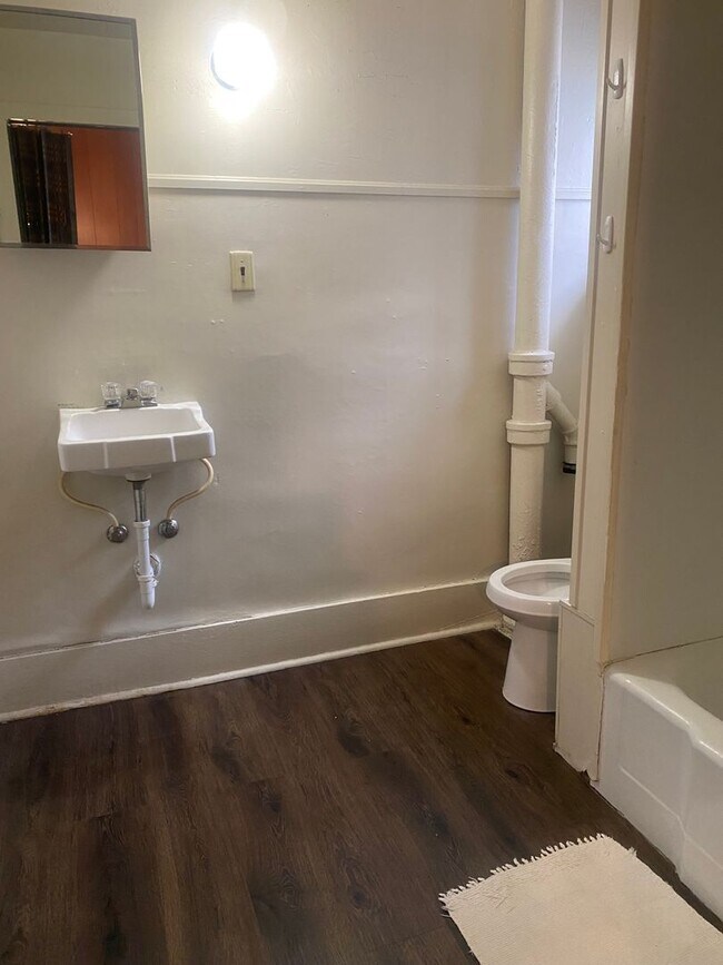 Building Photo - 426 E 13th St