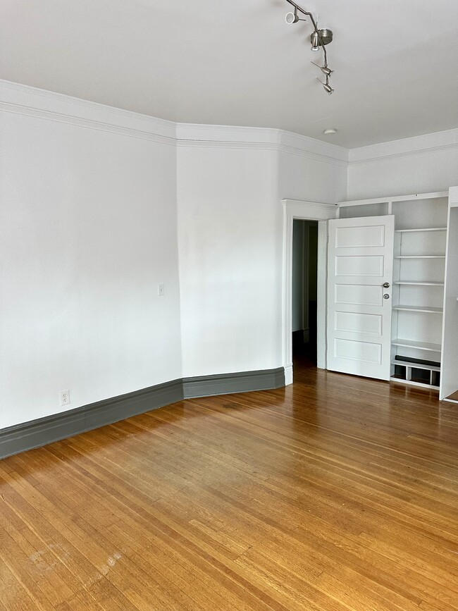 Building Photo - 2824 Menlo Ave