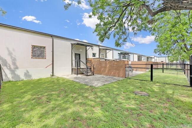 Building Photo - 3363 E Commerce St