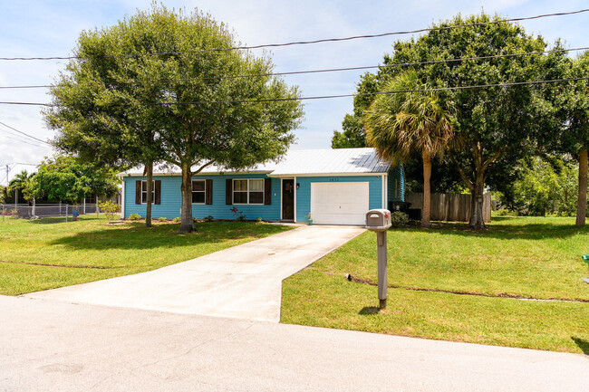 Building Photo - 1971 SE Lavina Cir