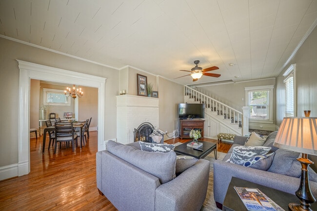Building Photo - Oaklawn Weekender