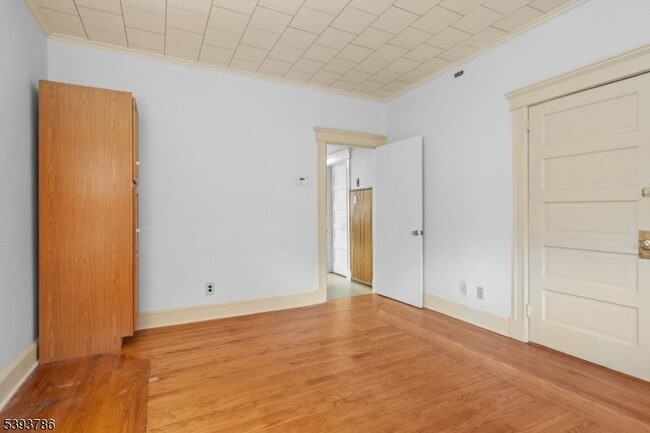 Building Photo - 76 Planten Ave