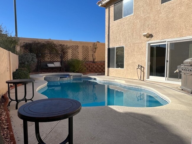 Building Photo - 6 bedroom Home With Pool and Basement