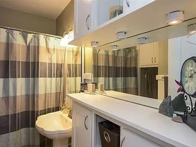 Building Photo - Adorable renovated cottage in University H...