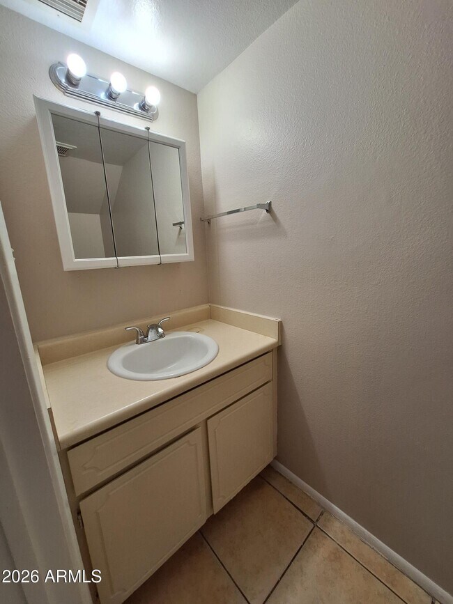 Building Photo - 1449 E Knoll Cir