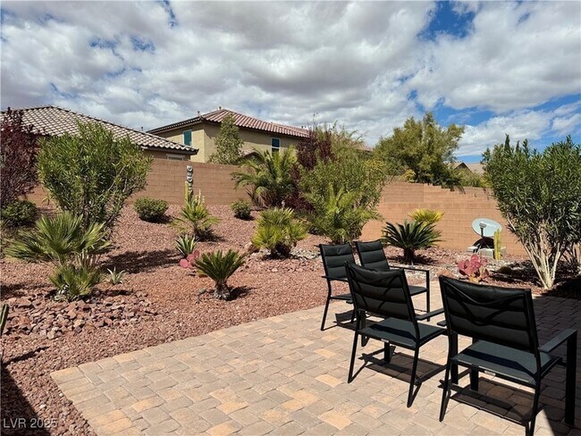 Building Photo - 745 Shiva St