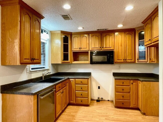 Building Photo - Large 4 Bedroom House