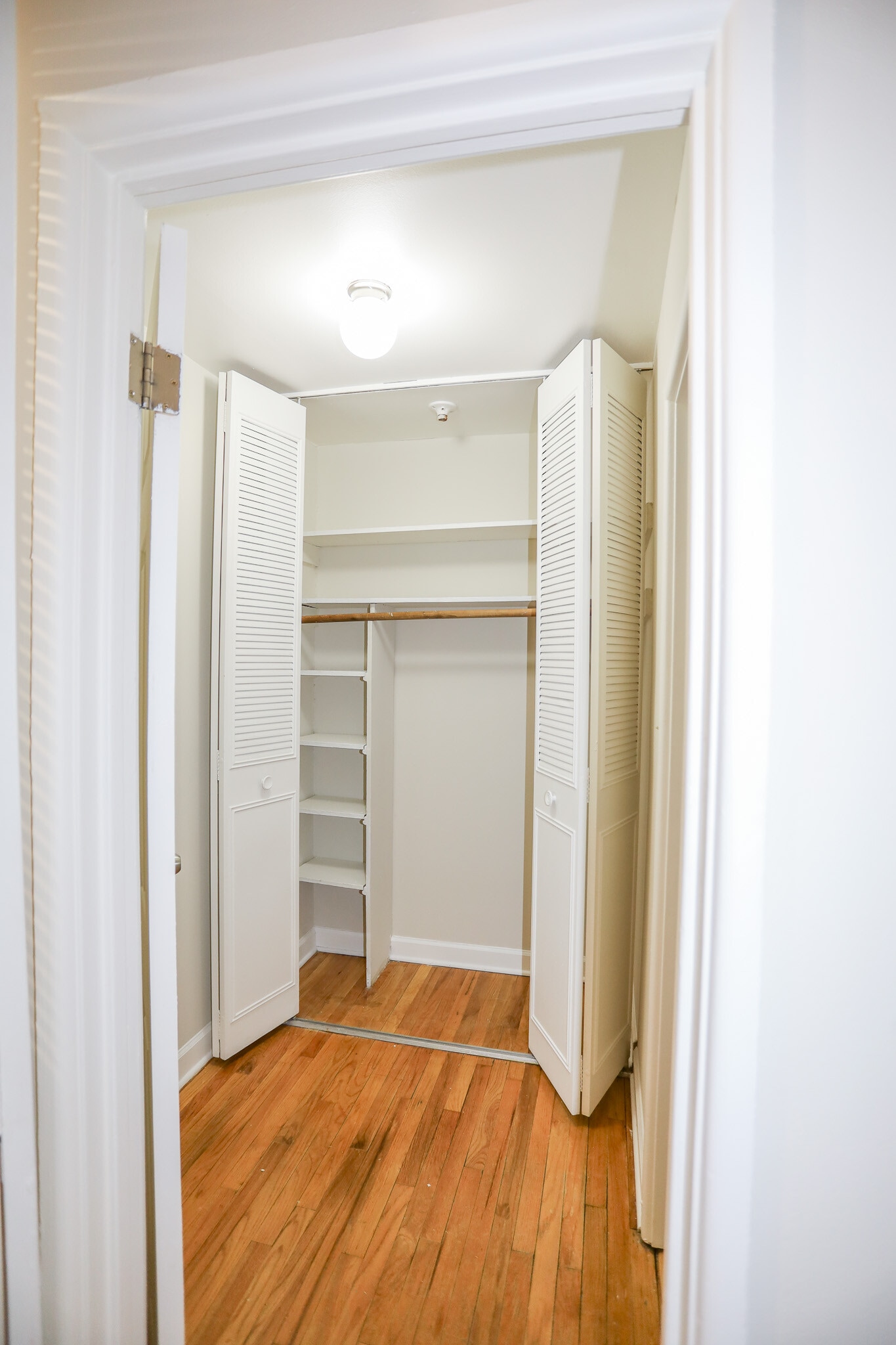 Building Photo - 5847 N Kenmore Ave