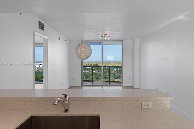 Building Photo - 2641 N Flamingo Rd