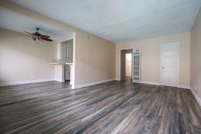 Building Photo - La Casa Blanca