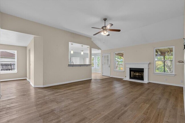 Building Photo - 206 Evergreen Cir