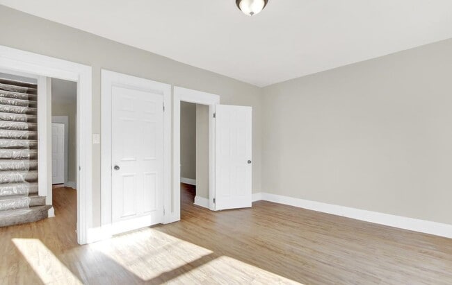 Building Photo - Bright 5 Bedroom, 1.5 Bath Home!