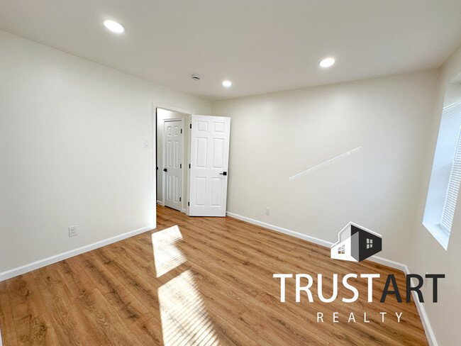 Building Photo - 2 bedroom house In Point Breeze South Phil...