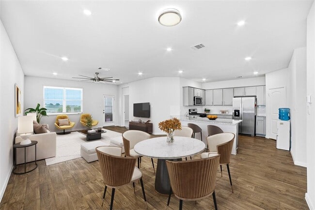 Building Photo - 105 Escala Wy