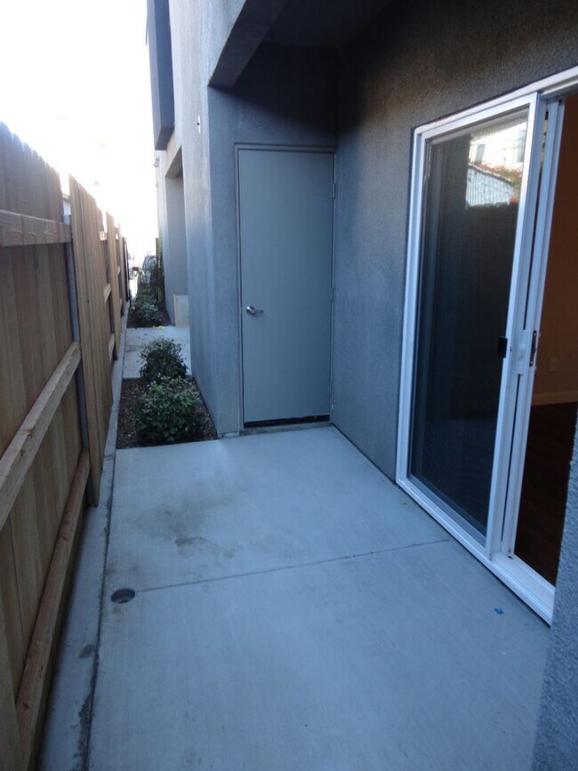 Building Photo - Move in Special!!  1/2 off 1st Month's Rent!!